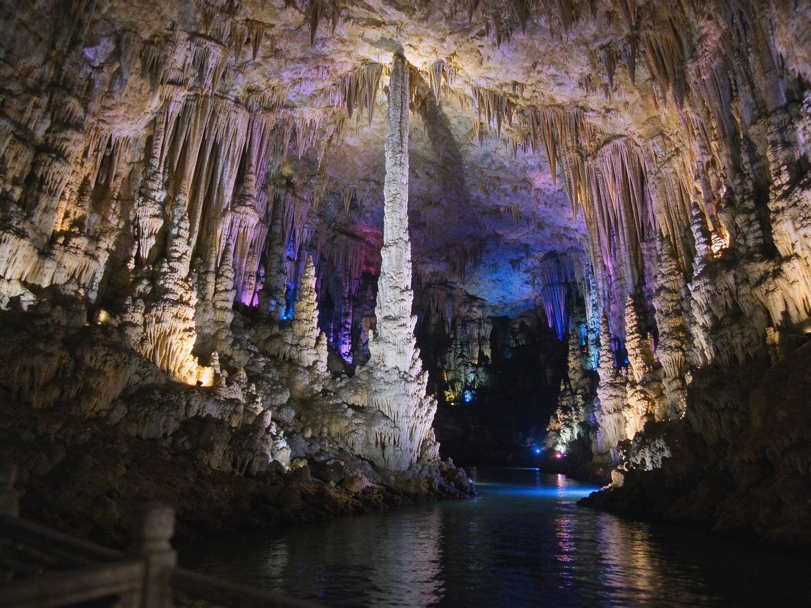 Huanglong Cave (Yellow Dragon Cave)